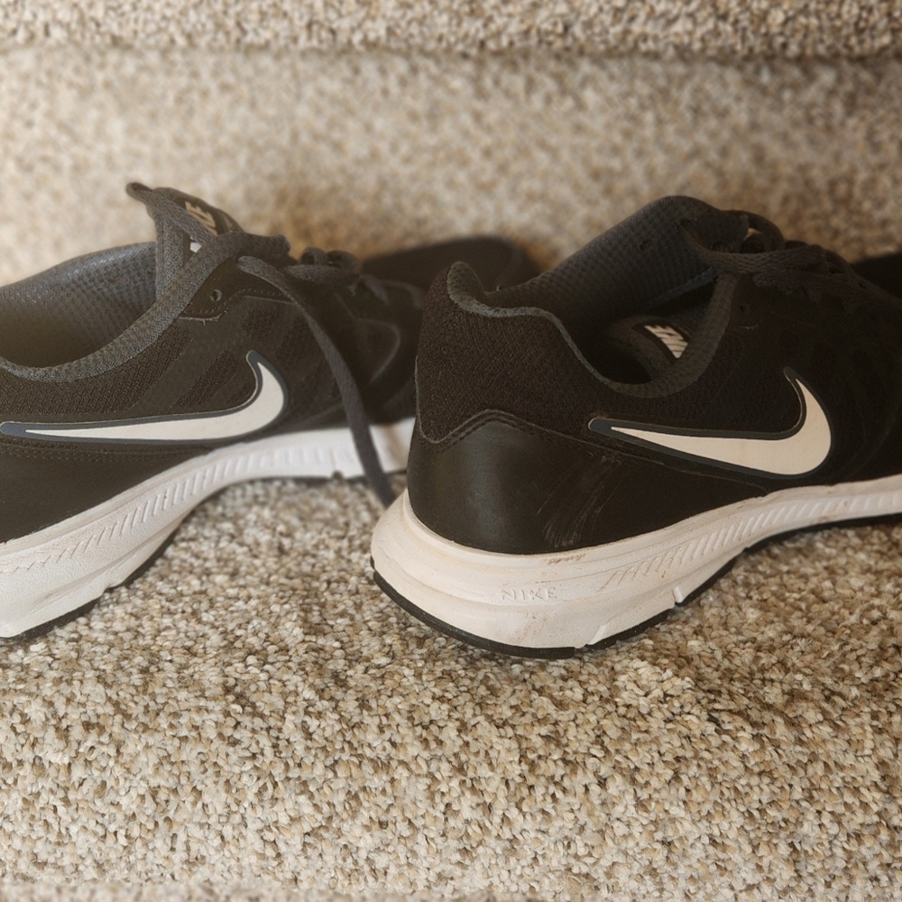 Nike Men's Black and White Downshifter 6 Athletic Shoes - Men's Size 9